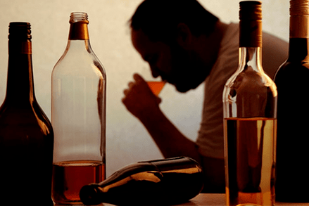 Alkoholische Getränke wirken sich negativ auf die männliche Potenz aus